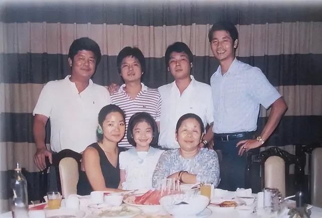 1995年，邓丽君离奇死于泰国，身边并无一人，死前痛苦喊“妈妈”