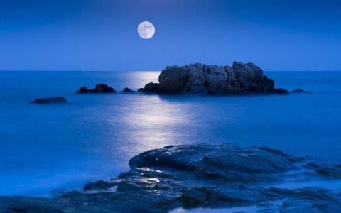 “海上生明月，天涯共此时”，如何理解张九龄的《望月怀远》