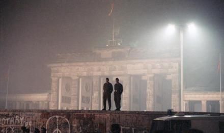 柏林墙倒塌30周年，柏林墙是如何倒塌的图16