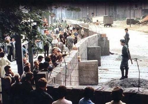 柏林墙倒塌30周年，柏林墙是如何倒塌的图19