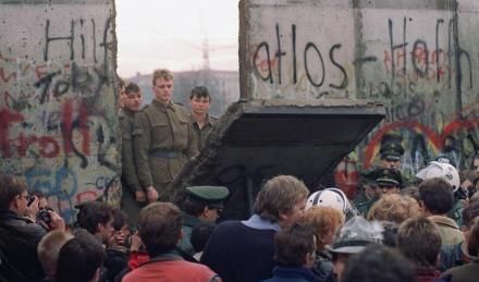 柏林墙倒塌30周年，柏林墙是如何倒塌的图20