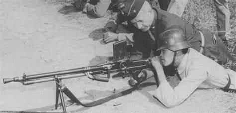 抗战剧里的士兵端着捷克轻机枪一边前进一边战斗，现实中有没有这个可能图5