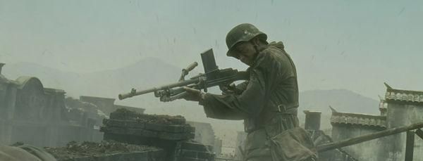 抗战剧里的士兵端着捷克轻机枪一边前进一边战斗，现实中有没有这个可能图11