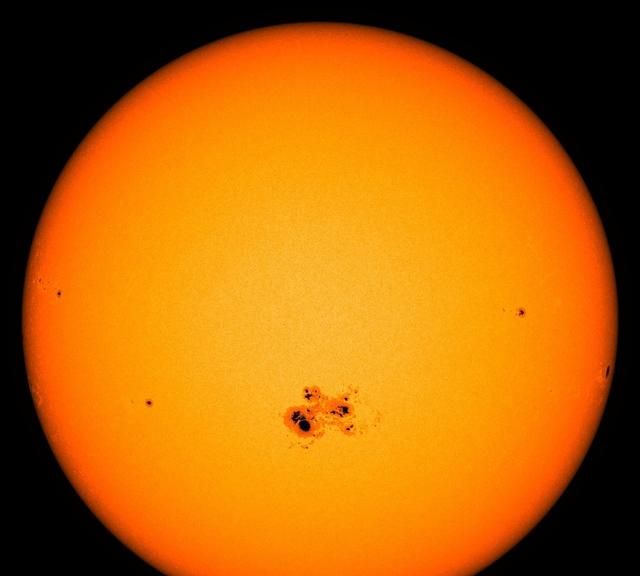 太阳上的黑点是什么?，太阳中间有个黑点,那是什么东西图3
