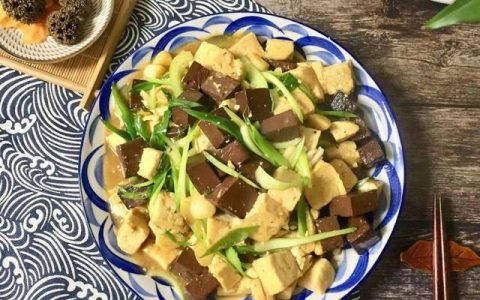 血豆腐怎么做最好吃呢,湖南血豆腐炒什么好吃