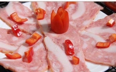 培根肉吃火锅水为什么会变红,培根肉炸出来还是红色