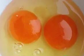 鸡蛋黄是红色的是什么原因(鸡蛋黄是红色的是不是不正常)图3